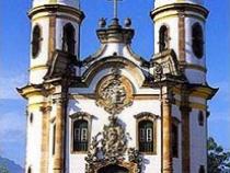 Igreja de São Francisco de Assis em Ouro Preto. A pedra sabão, pelas mãos do gênio barroco, ornamenta o frontispício do templo.